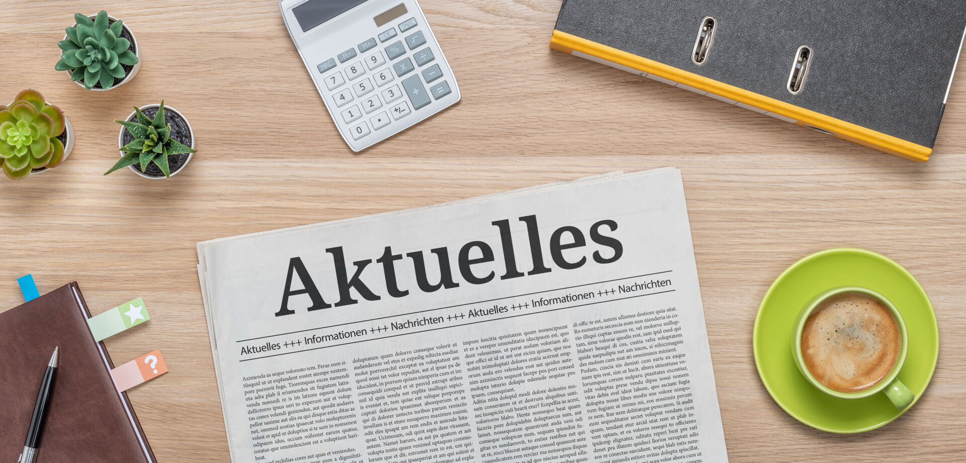 Eine Zeitung mit der Schlagzeile "Aktuelles" auf einem Schreibtisch, symbolisiert Nachrichten und Informationen aus Hochkirch.