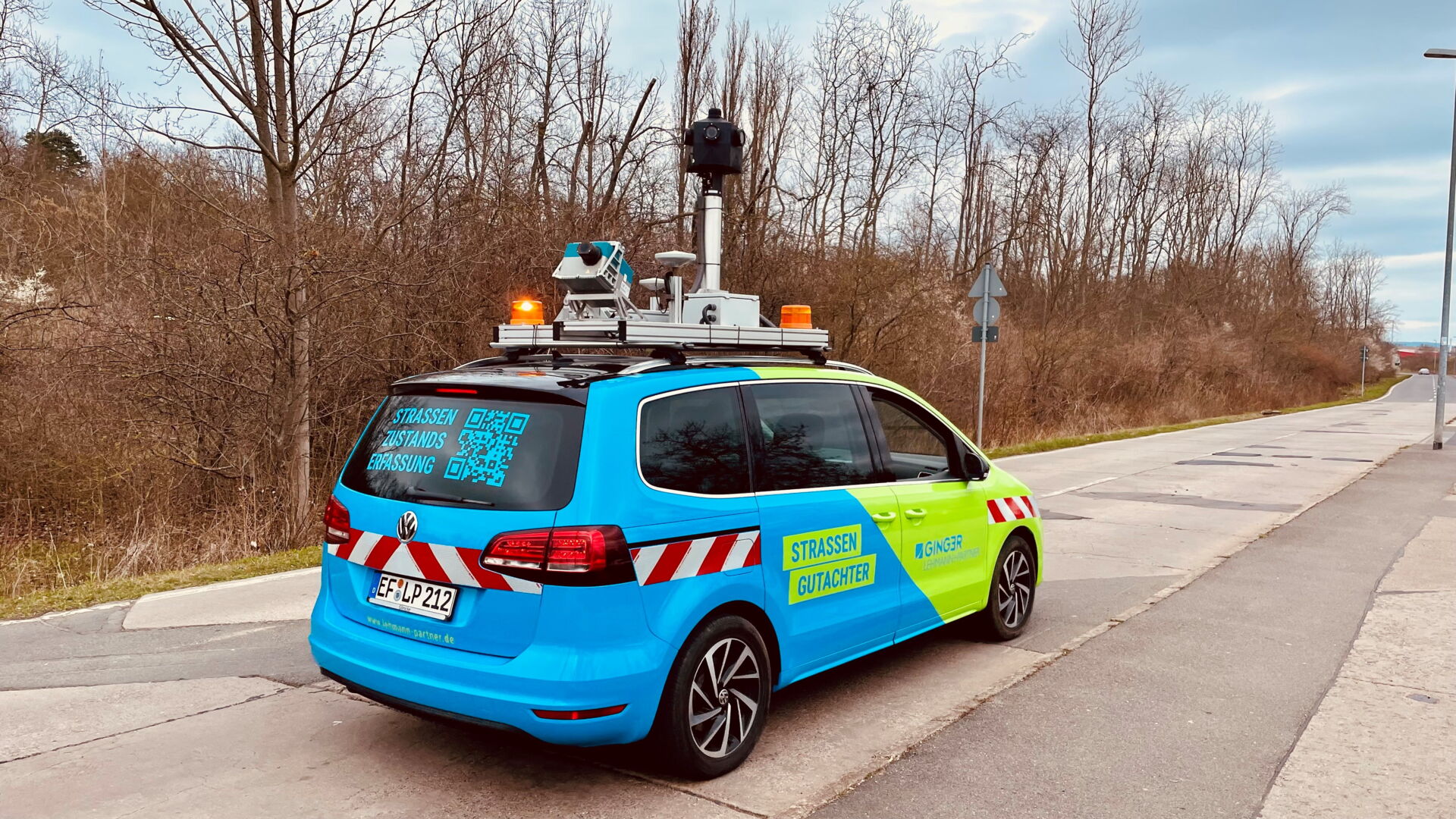 Blau/Grünes Messfahrzeuge auf einer Straße im Einsatz