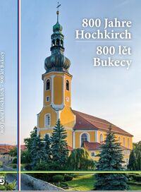 Titelseite "800 Jahre Hochkirch" zeigt die gelbe Kirche mit grünem Turm, feiert Ortsjubiläum der Gemeinde.