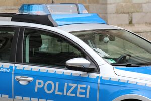 Ein Polizeiauto mit Blaulicht, steht für Ordnung und Schutz der Bürger in der Gemeinde Hochkirch.