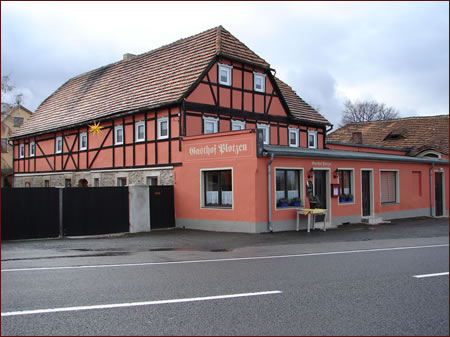 Gasthof Plotzen OT Plotzen 5 02627 Hochkirch - Rosa Gebäude an einer Straße